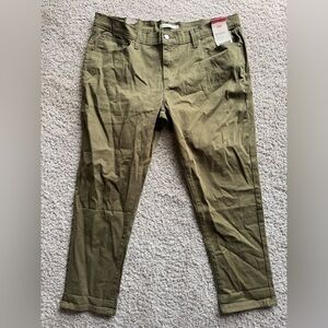 NWT Women’s Levi Boyfriend Mid Rise Tapered Pants-Size 34/27